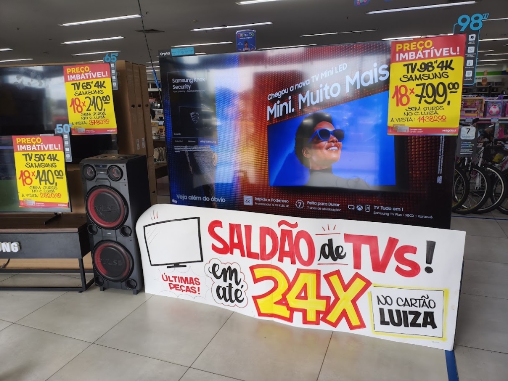 Cartaz de chão Saldão de TVs no Cartão Luiza